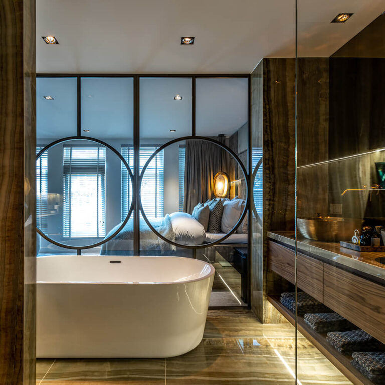 Vrijstaand bad met glazen scheidingswand