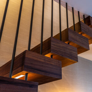 Eigentijds detail van houten traptreden