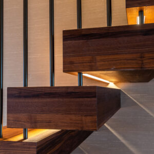 Zwevende houten trap met LED-verlichting