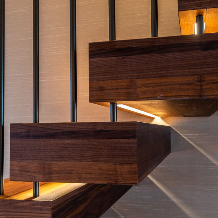 Zwevende houten trap met LED-verlichting