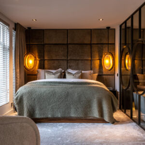 Moderne slaapkamer met glazen scheidingswand