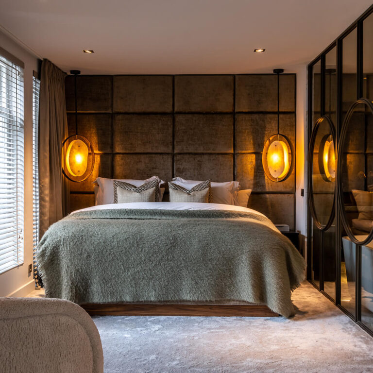 Moderne slaapkamer met glazen scheidingswand