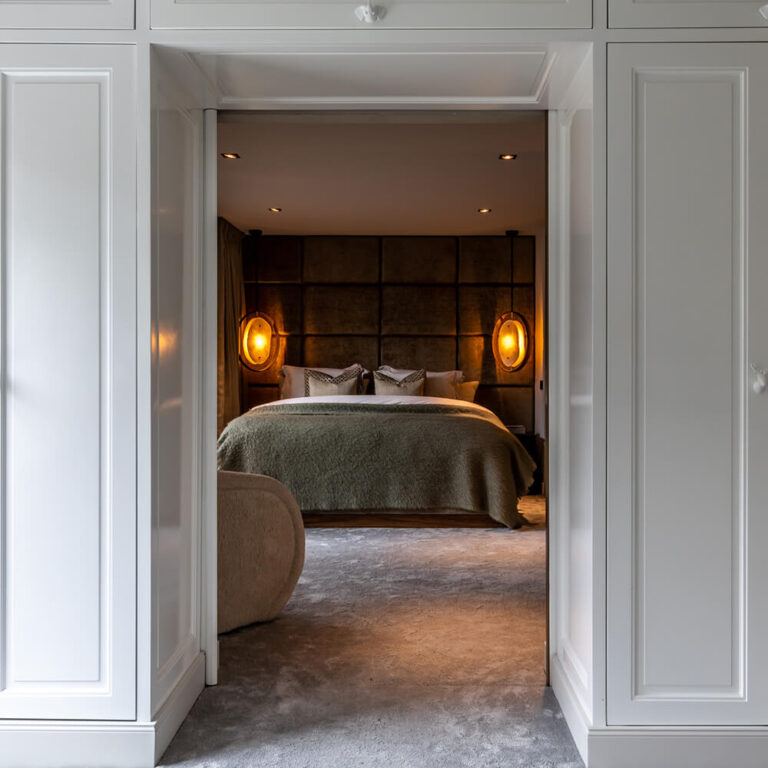 Elegante master bedroom met warme verlichting