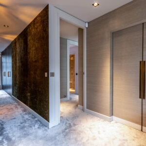 Minimalistische hal met getextureerde wandpanelen