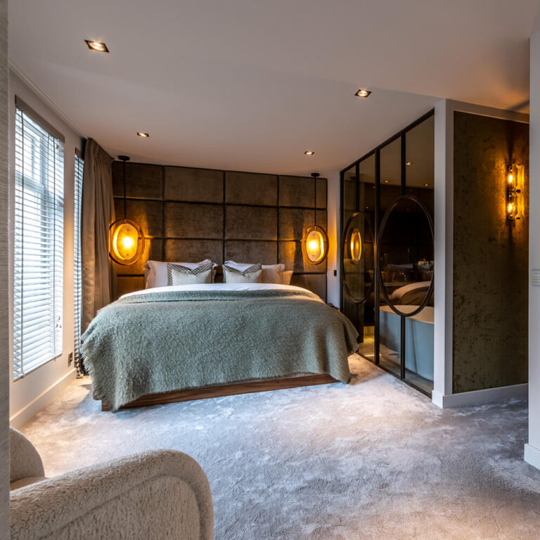 Eigentijdse slaapkamer met gestoffeerd hoofdbord