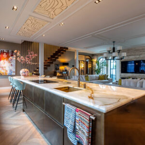 Luxe keuken met marmeren eilandwerkblad