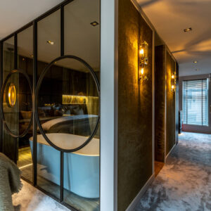 Moderne badkamer met glazen douchecabine