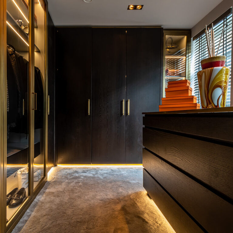 Moderne kleedkamer met LED-verlichting