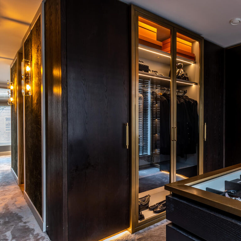 Maatwerk inloopkast met donkerhouten kasten