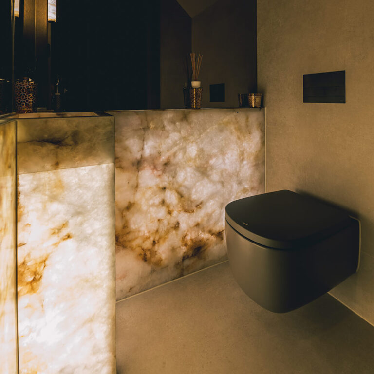 Marmeren badkamermuur met zwevend toilet