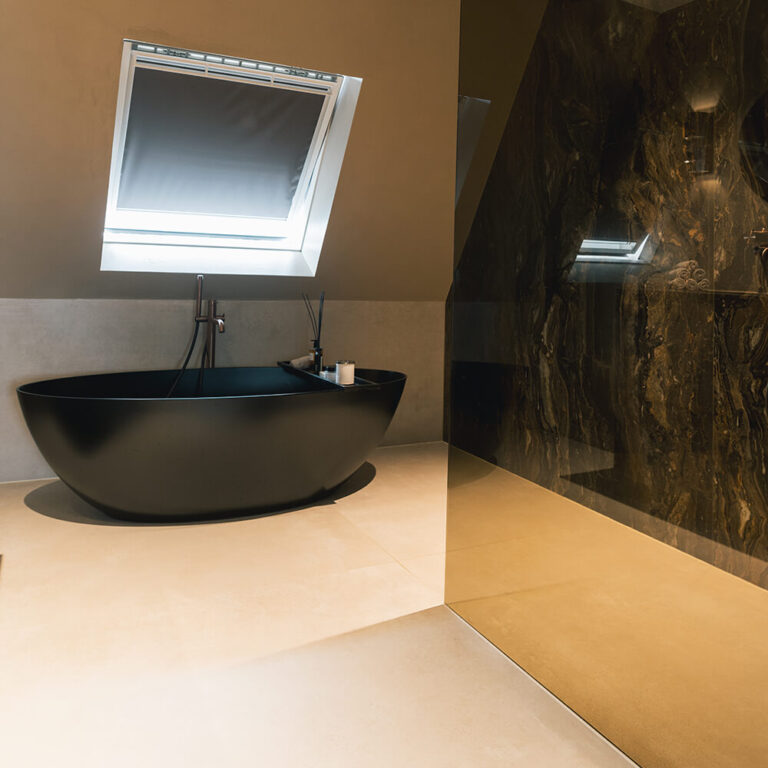 Zwarte opzetwastafel met dakraam