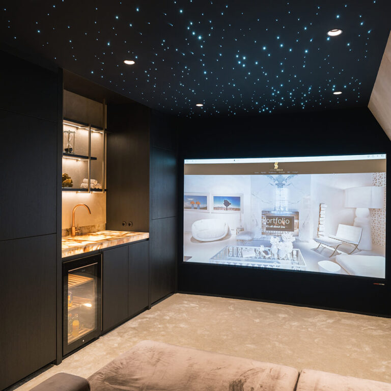 Thuisbioscoopruimte met sterplafondverlichting