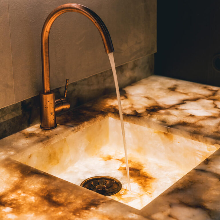 Onyx stenen wastafel met koperen kraan