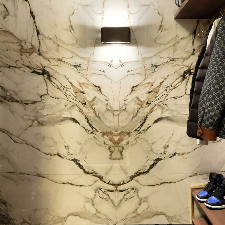 Boekgematchte marmeren accentmuur