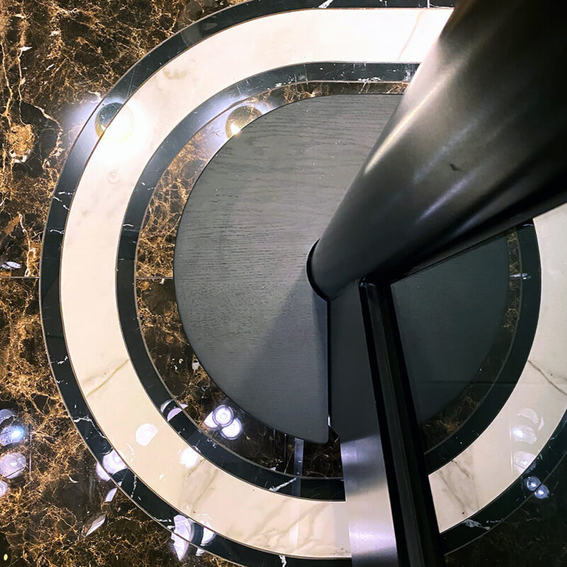 Circulair marmeren trapontwerp