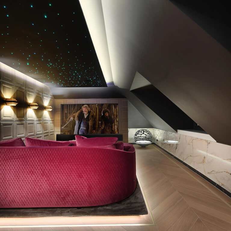 Zolder thuisbioscoop met sterplafondverlichting