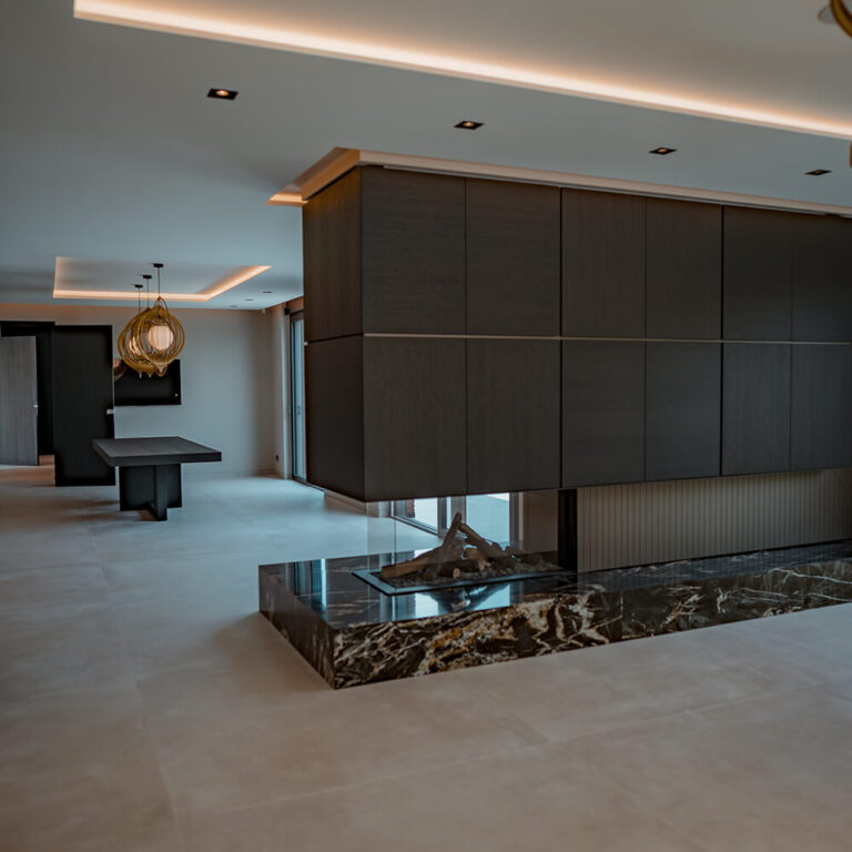 Open keuken met marmeren accentbasis