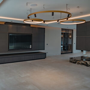 Ruime woonkamer met moderne plafondverlichting