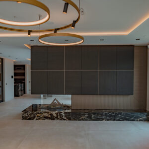 Open interieur met marmeren accentbasis