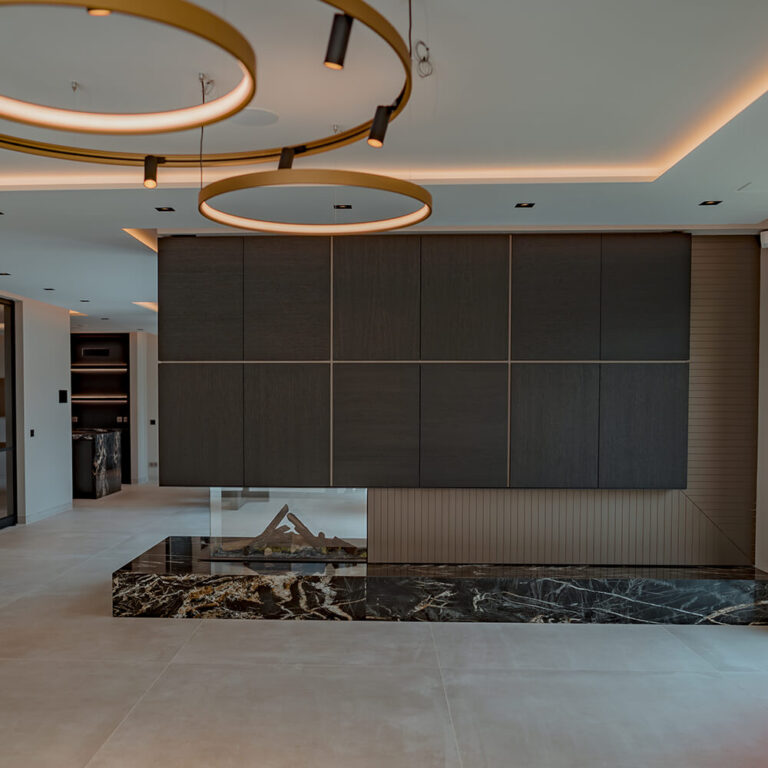 Open interieur met marmeren accentbasis