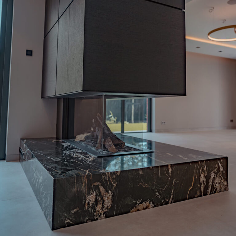 Hangende open haard met marmeren basis