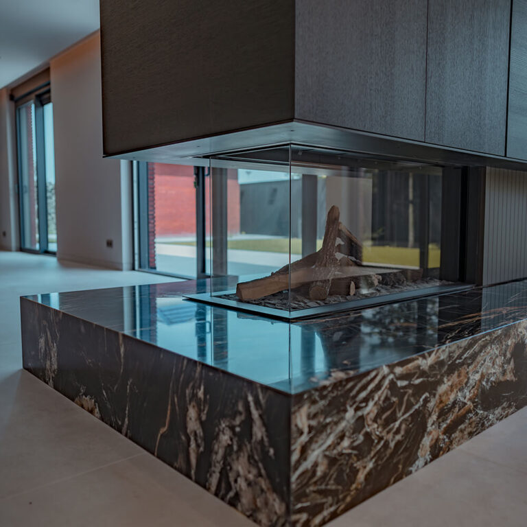 Glazen open haard met marmeren omlijsting