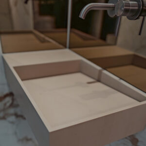 Moderne geïntegreerde spoelbak in een stenen werkblad