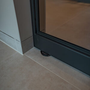 Minimalistisch raamdetail met stenen vensterbank