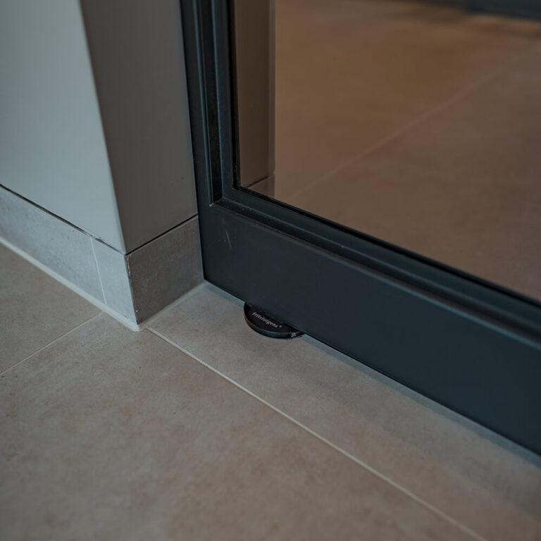 Minimalistisch raamdetail met stenen vensterbank