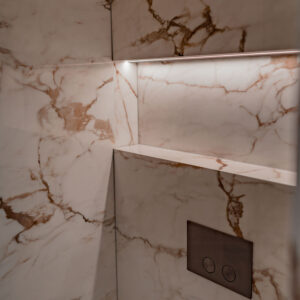 Witte marmeren badkamernis
