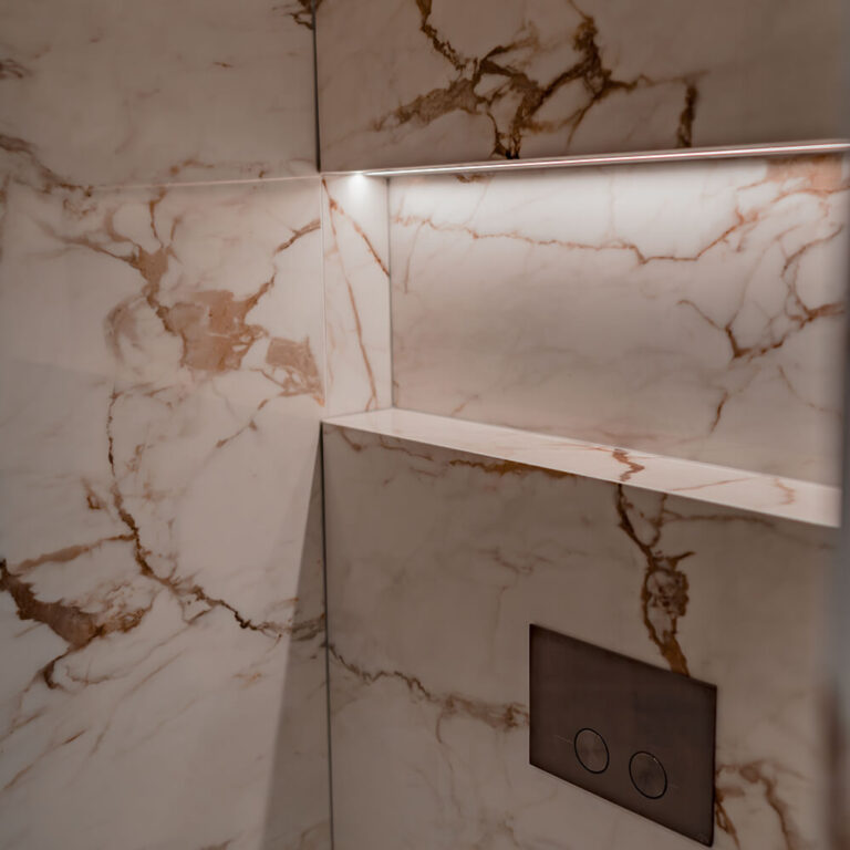 Witte marmeren badkamernis