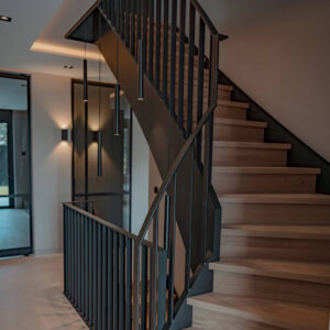 Eigentijdse houten trap met zwarte leuning