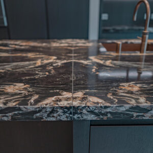 Detail van een zwart marmeren keukeneiland