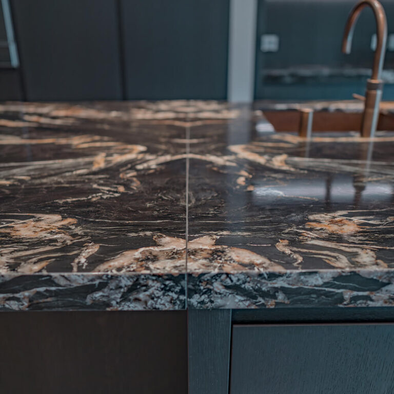 Detail van een zwart marmeren keukeneiland