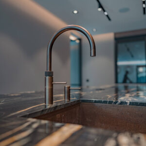 Moderne kraan op een marmeren werkblad