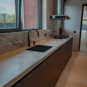 Moderne keuken met stenen werkblad en raam