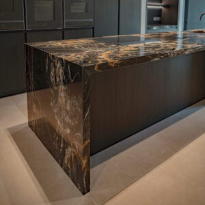 Zwart marmeren waterval keukeneiland