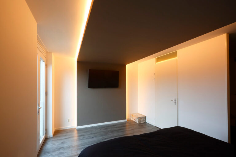 Hal met indirecte LED-plafondverlichting