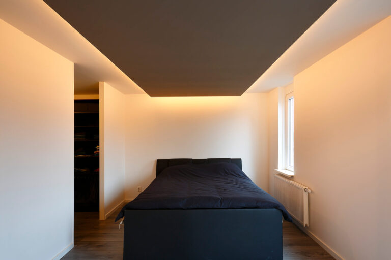 Minimalistische slaapkamer met verzonken plafondverlichting