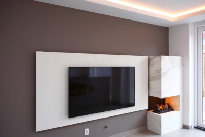 Eigentijdse woonkamer met ingebouwde open haard