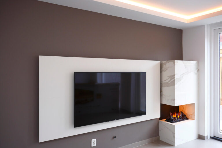 Eigentijdse woonkamer met ingebouwde open haard