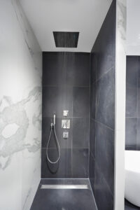 Inloopdouche met marmeren wandtegels