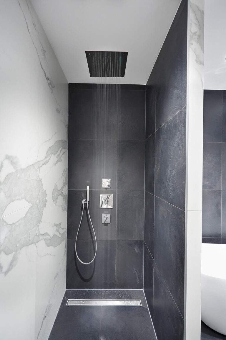 Inloopdouche met marmeren wandtegels