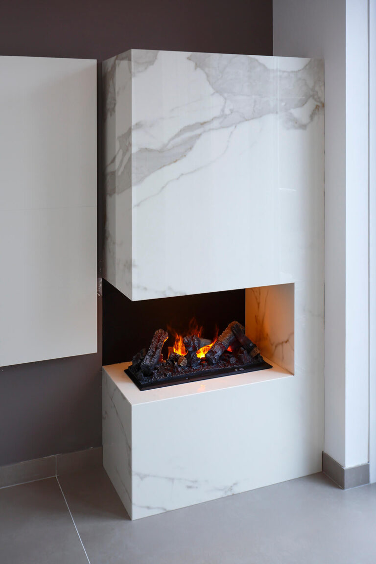 Moderne hoekhaard met marmeren omlijsting