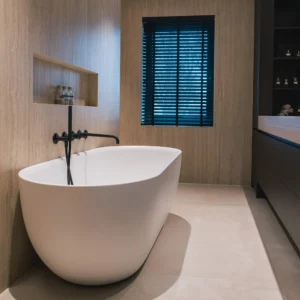 Vrijstaand bad in een moderne badkamer