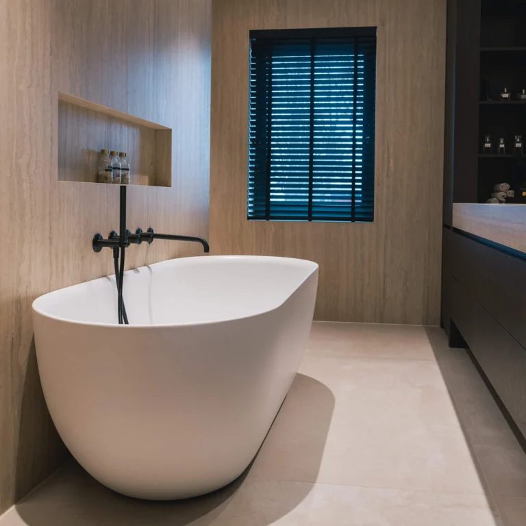 Vrijstaand bad in een moderne badkamer